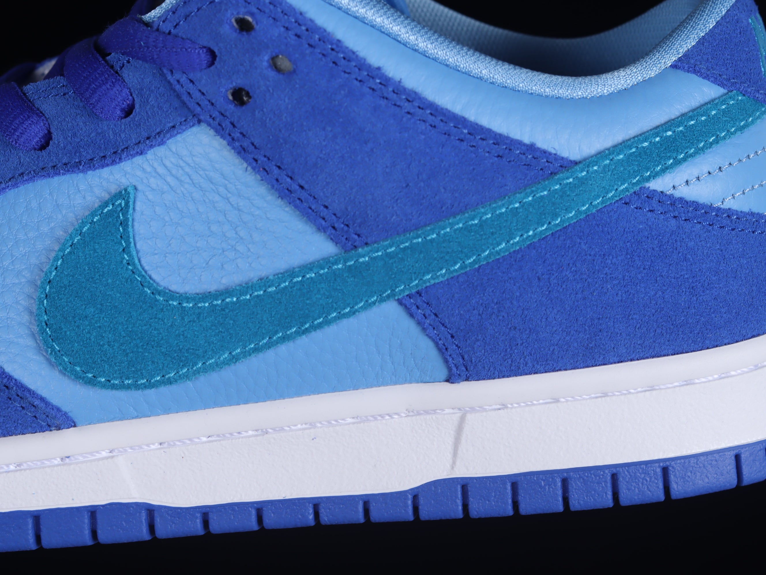 Nike SB Dunk Blue Raspberry